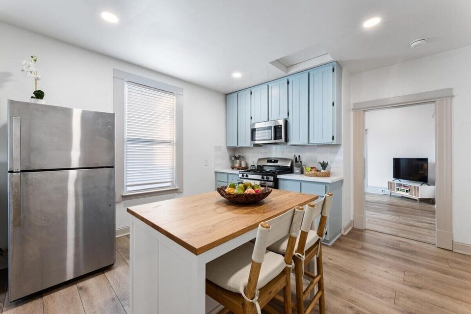 Enjoy a kitchen island for cooking