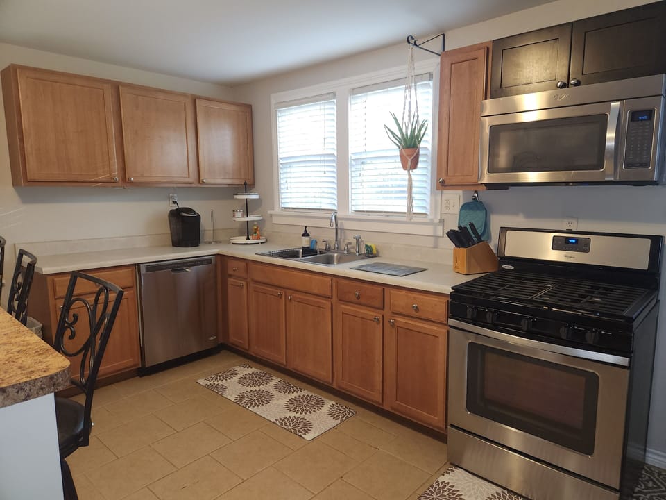 Eat in Kitchen.  Keurig, Gas stove, Built in microwave, Dishwasher