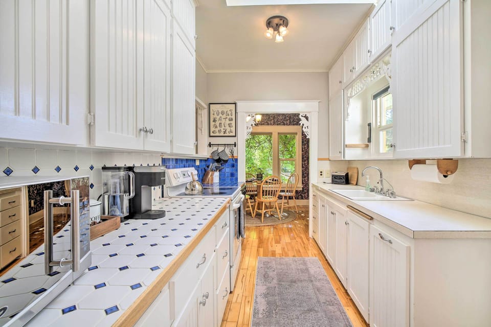 Kitchen | Equipped w/ Cooking Essentials