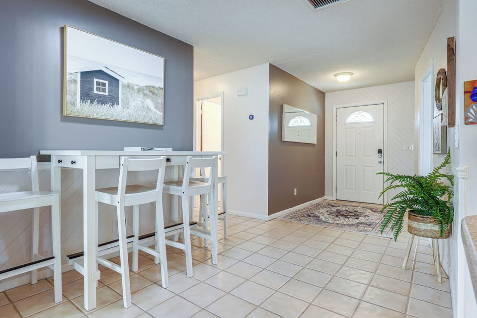 Dining Area | Dishware & Flatware Provided | High Chair