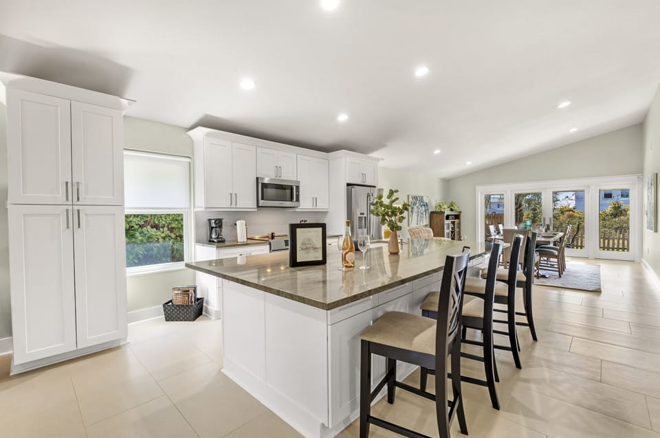 Gourmet eat in kitchen w/ granite countertops 