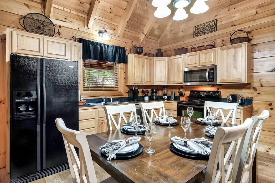 Comes with a fully stocked kitchen and dining area