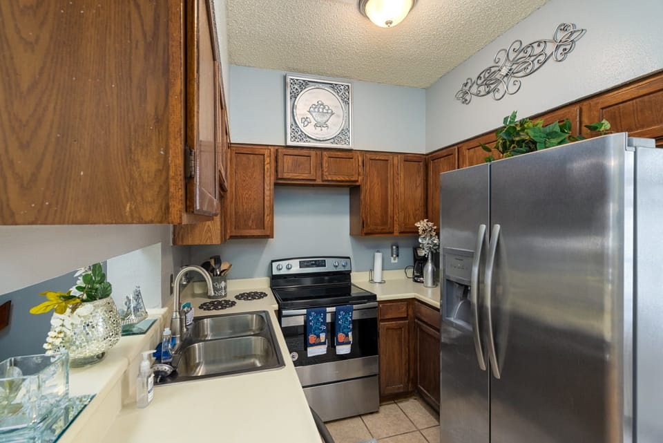 cozy kitchen '/quality appliances 