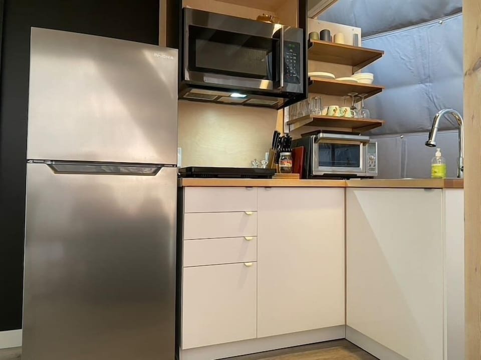 A complete and well-equipped kitchen (2)