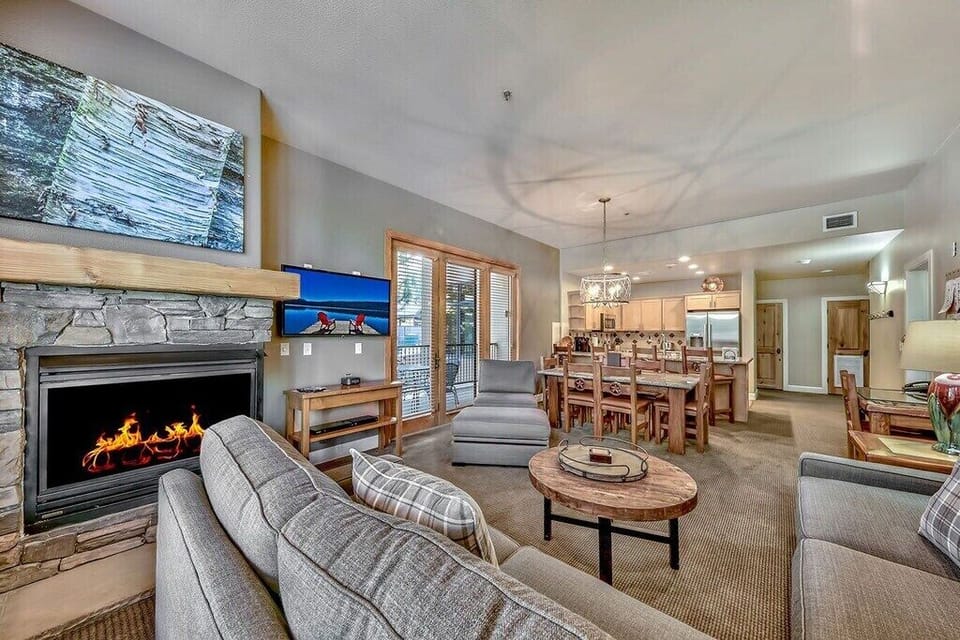 Living room w/ view to kitchen