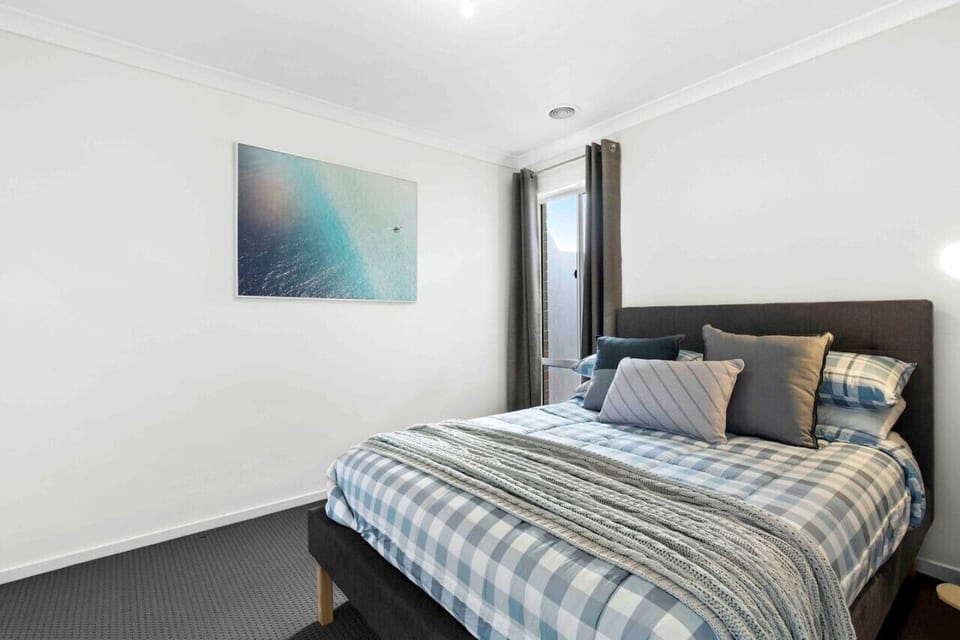 🛌 Cozy bedroom with soft linens and a relaxing, minimal design