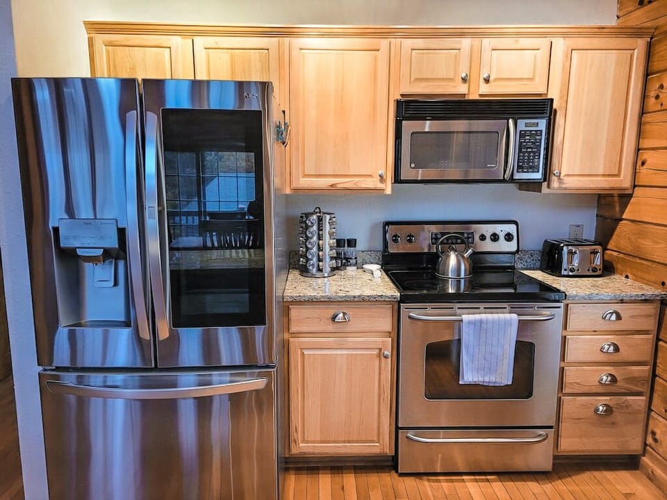 Electric stove, microwave, water / ice, toaster, kettle, drip coffee maker