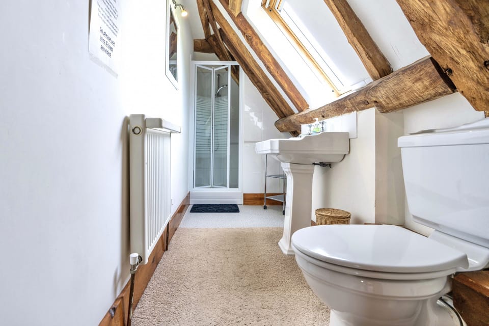 First floor: Private en suite to the master bedroom