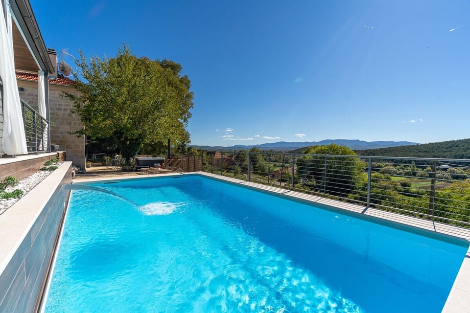 Villa Little Arya offers amazing views of the valley and Cetina river from every corner of the outdoor area.