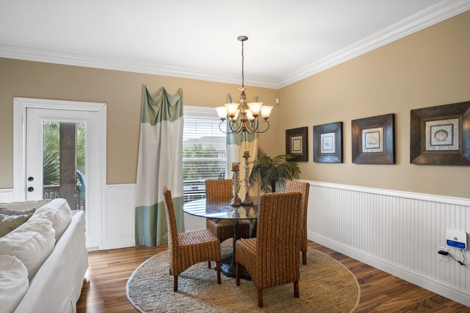 Dining Area - Seating for 4 - First Floor