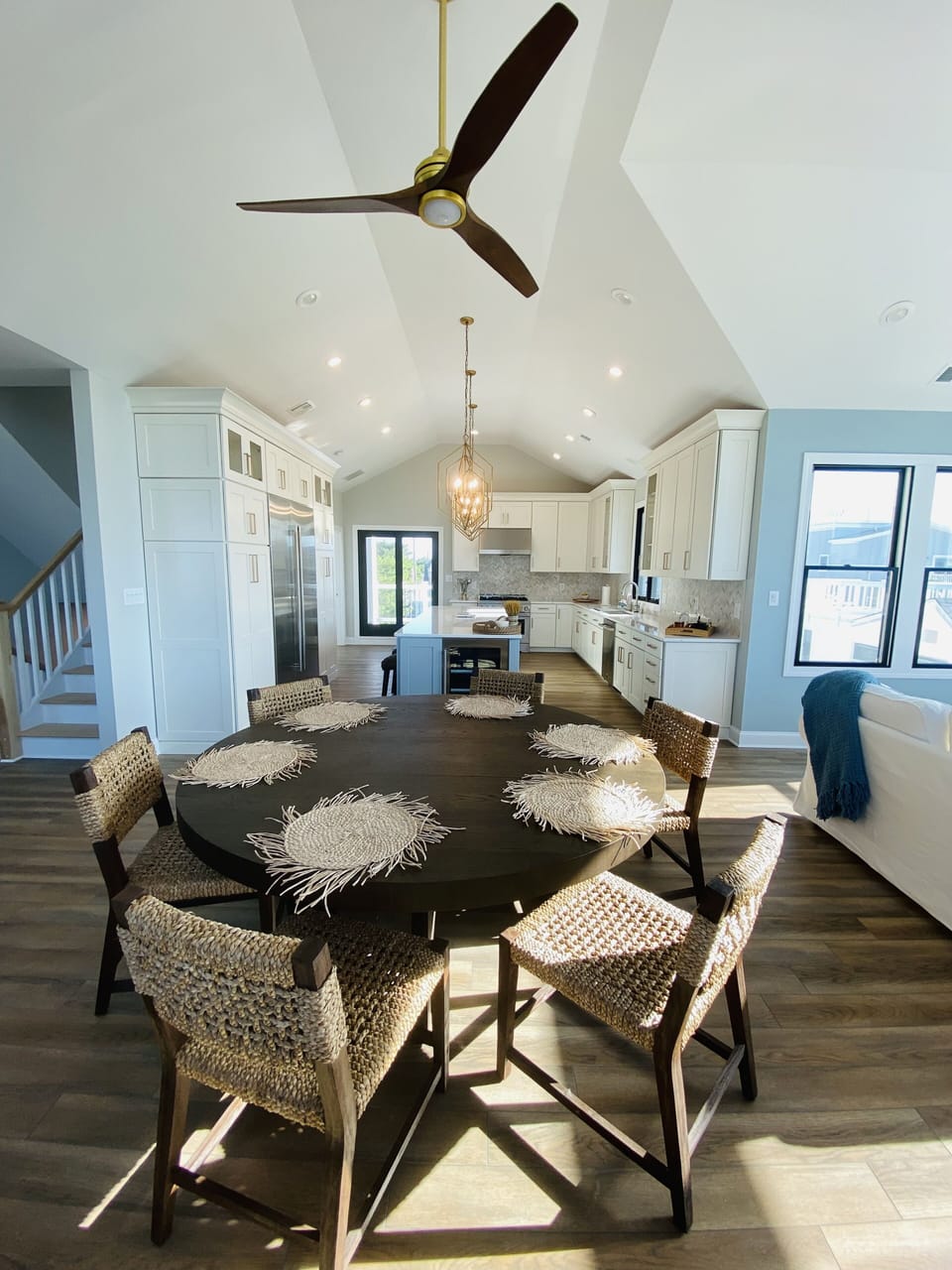 Large round table to enjoy dinners and make memories