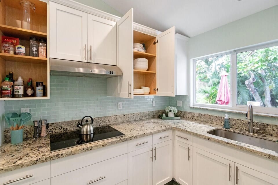[Kitchen] Fully stocked & equipped
