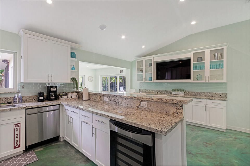 [Kitchen] Smart TV, wine fridge & complimentary tea & coffee provided.
