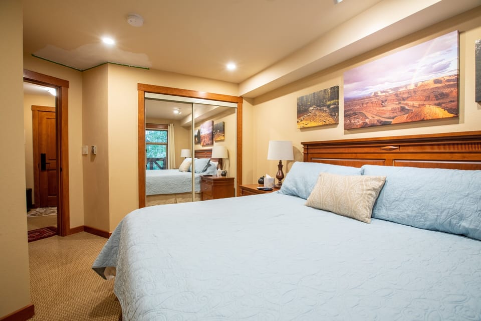 Bedroom, Room, Indoors, Furniture, Bed