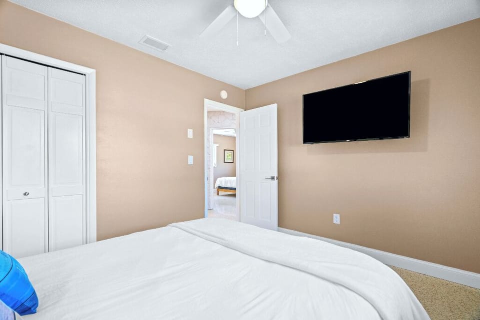 Sunshine, Beaches & Refreshing Pool/Screen Patio
king bedroom