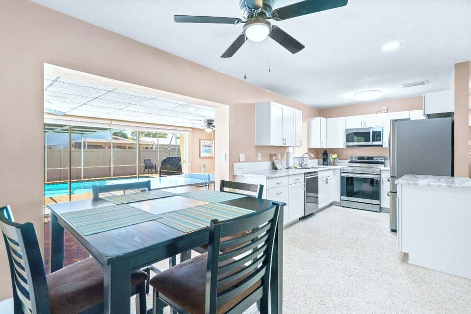 Sunshine, Beaches & Refreshing Pool/Screen Patio
Dining and kitchen