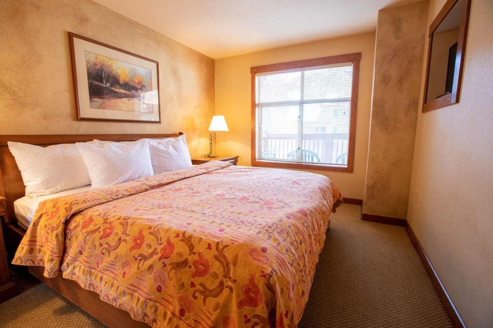 Bed, Furniture, Bedroom, Indoors, Room