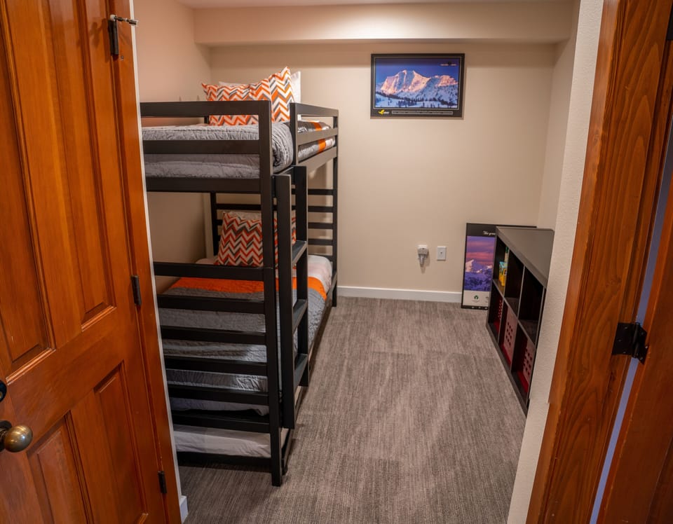 Flooring, Bedroom, Indoors, Room, Building