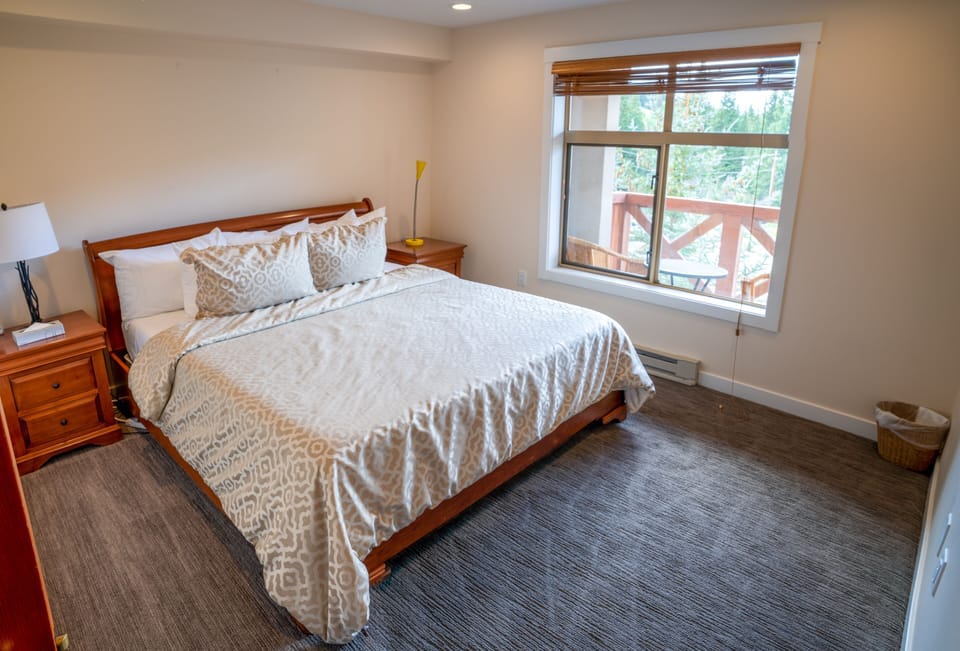 Bed, Furniture, Bedroom, Indoors, Room