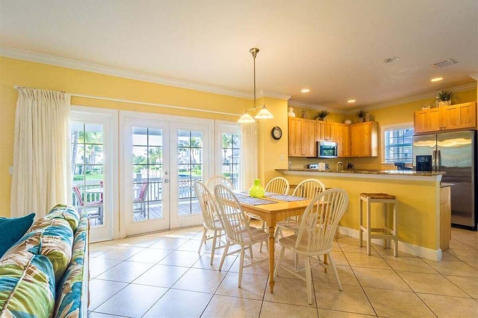 Seamless living and dining.