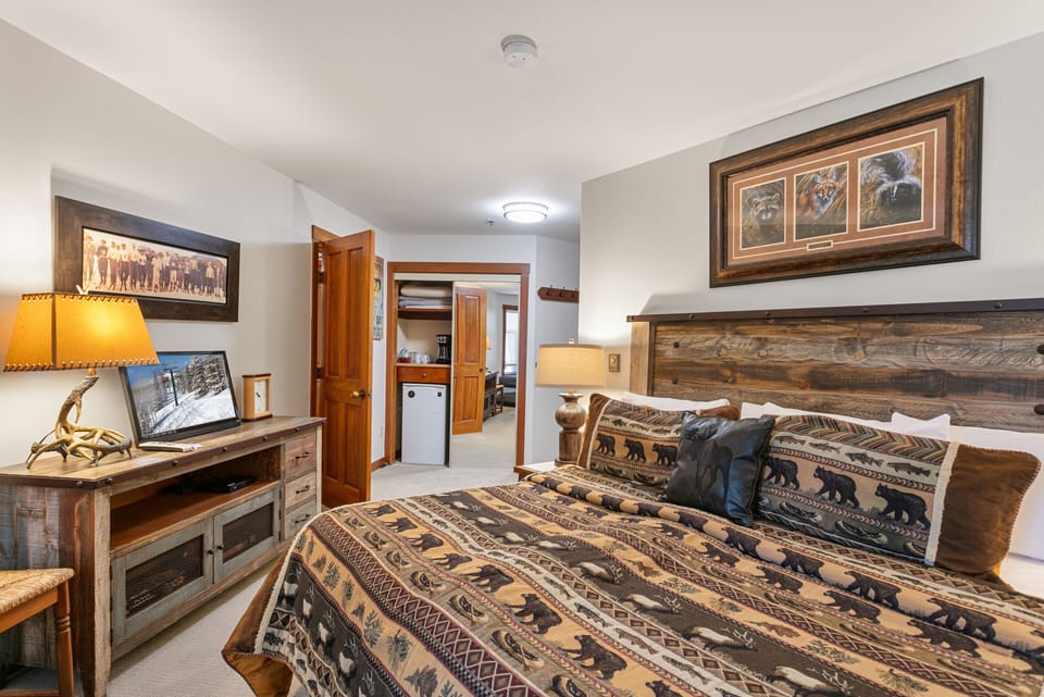 Indoors, Lamp, Home Decor, Furniture, Living Room