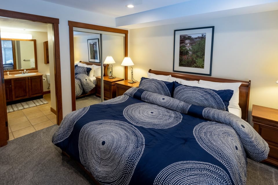 Bedroom, Room, Indoors, Furniture, Rug