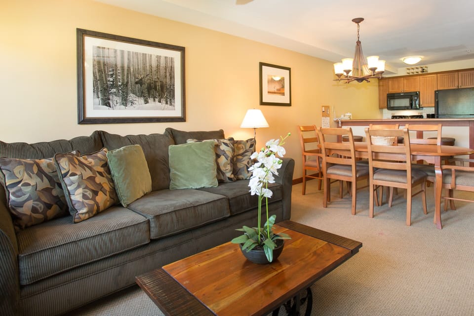 Furniture, Living Room, Room, Indoors, Flooring