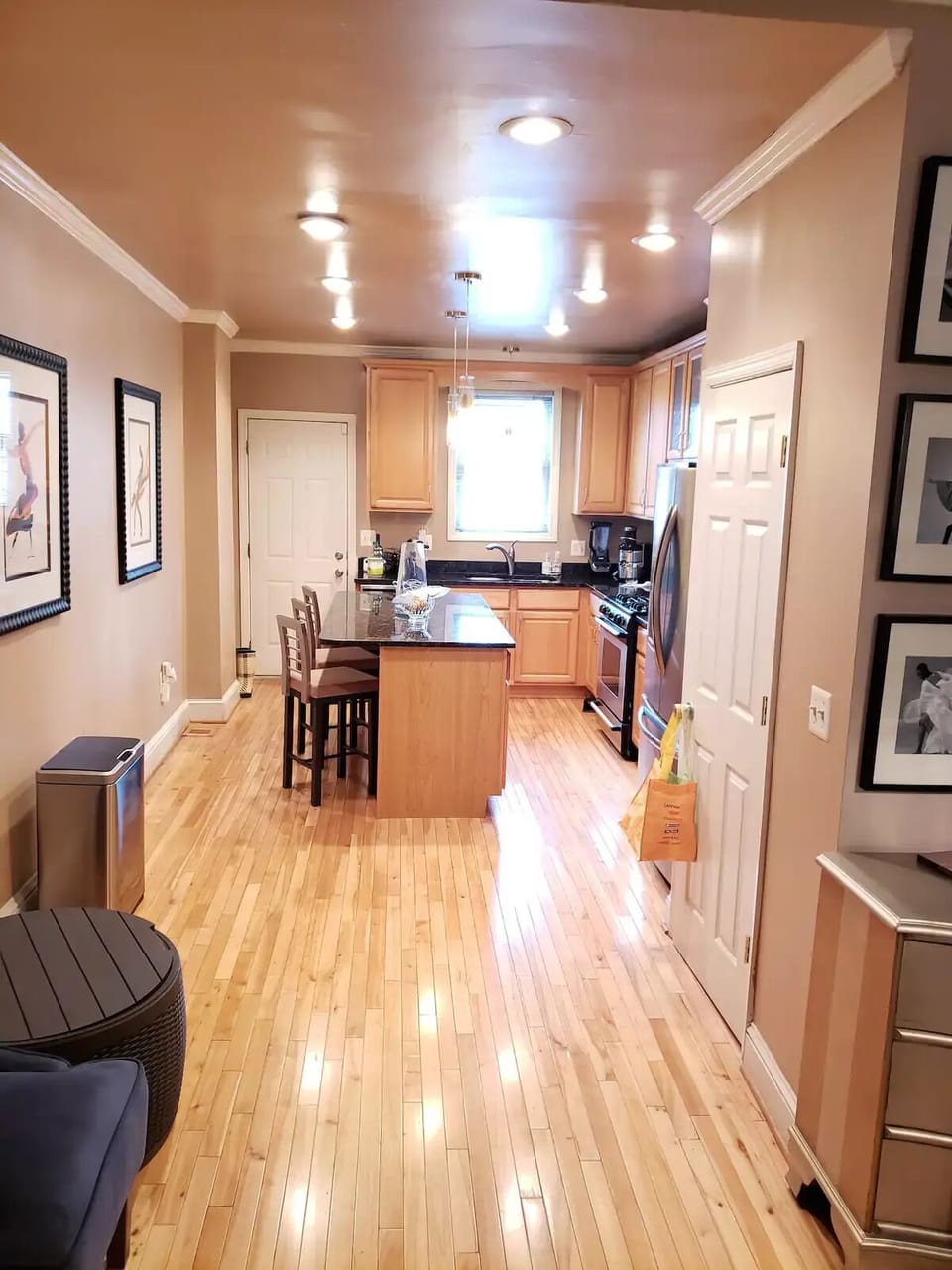Kitchen/ Kitchen island.