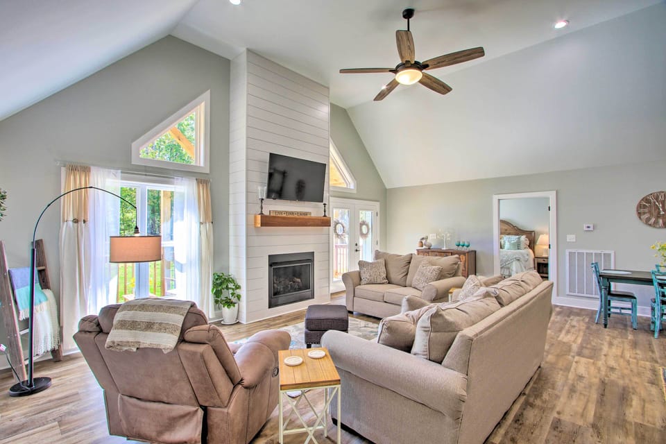 Counce Vacation Rental | 3BR | 2BA | 1,700 Sq Ft | 4 Exterior Steps Required