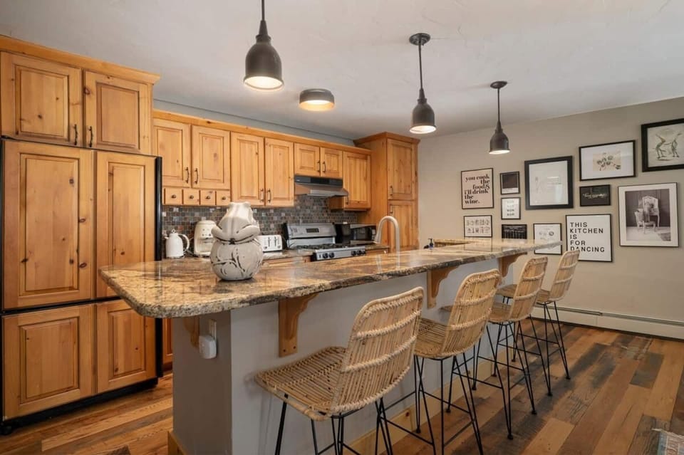 Kitchen, breakfast bar with 4 stools
