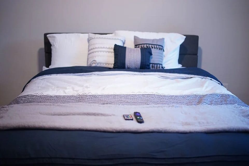 Larger bedroom- The room is way bigger than pictured