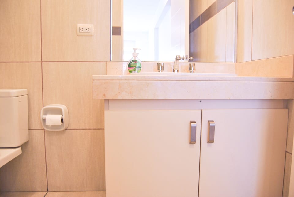 Main bathroom with cabinets