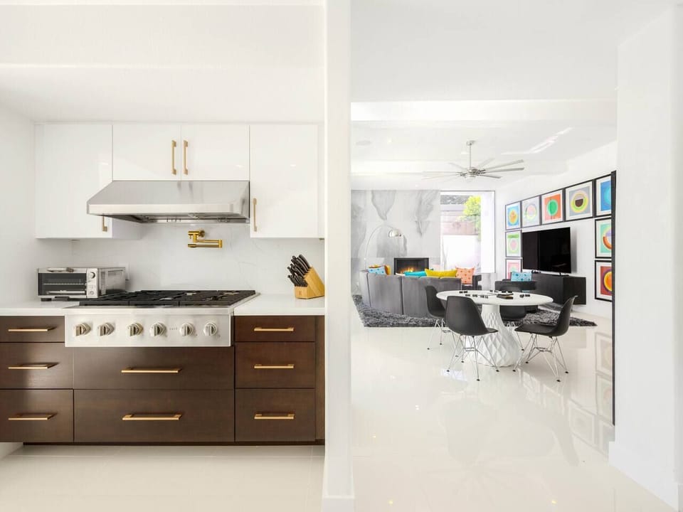 Full Kitchen, Living Room