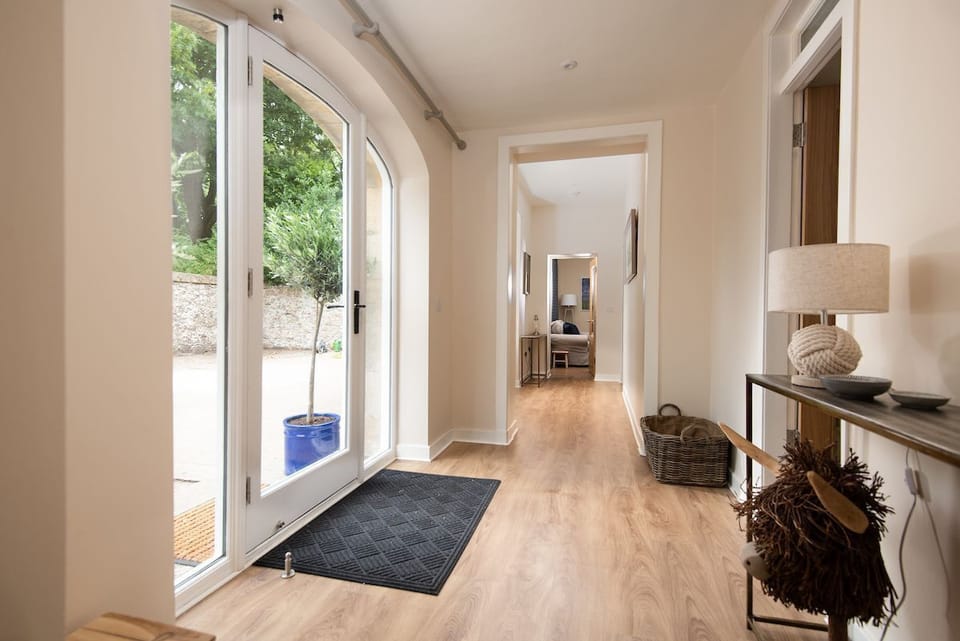 The Coach House, Kingston - entrance hallway
