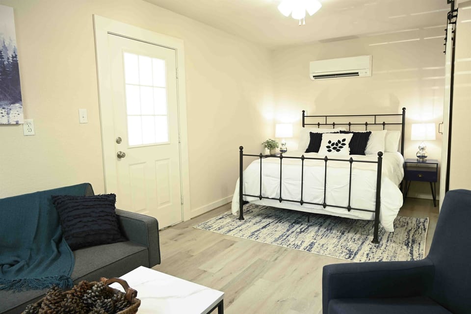 Queen Bed/Living area