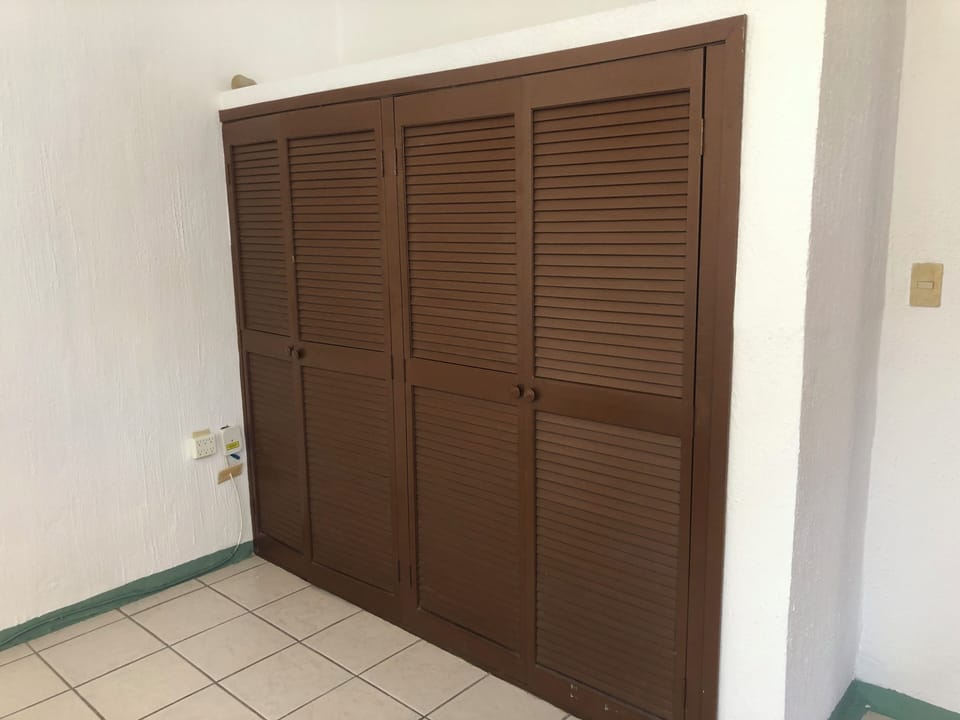  extra large closets In bth bedrooms