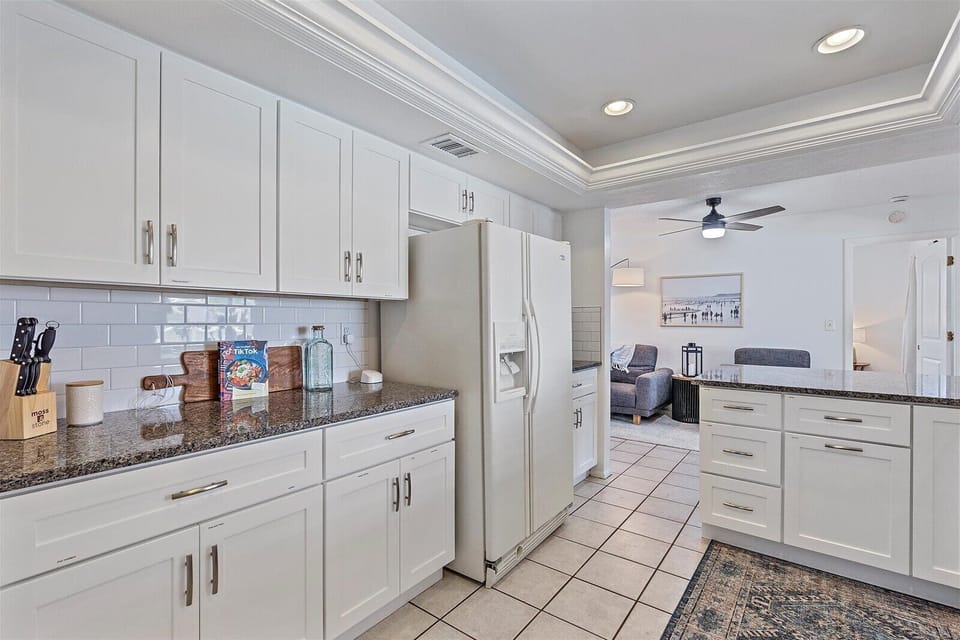 Plenty of counter space and storage for all of your favorite vacation snacks.