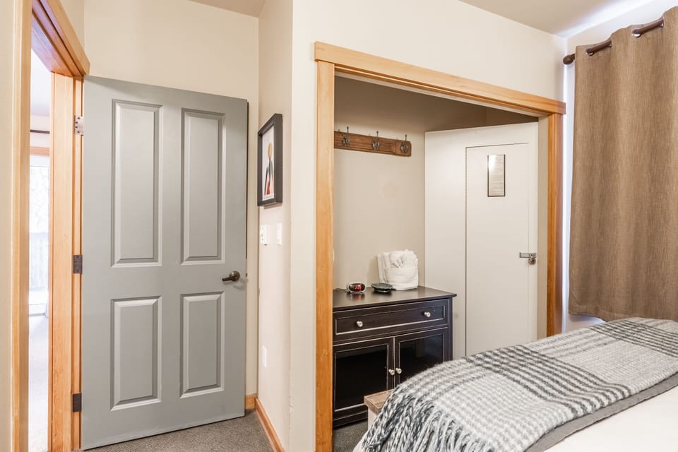 Guest Bedroom - Bunk Bed ( twin over queen bed)