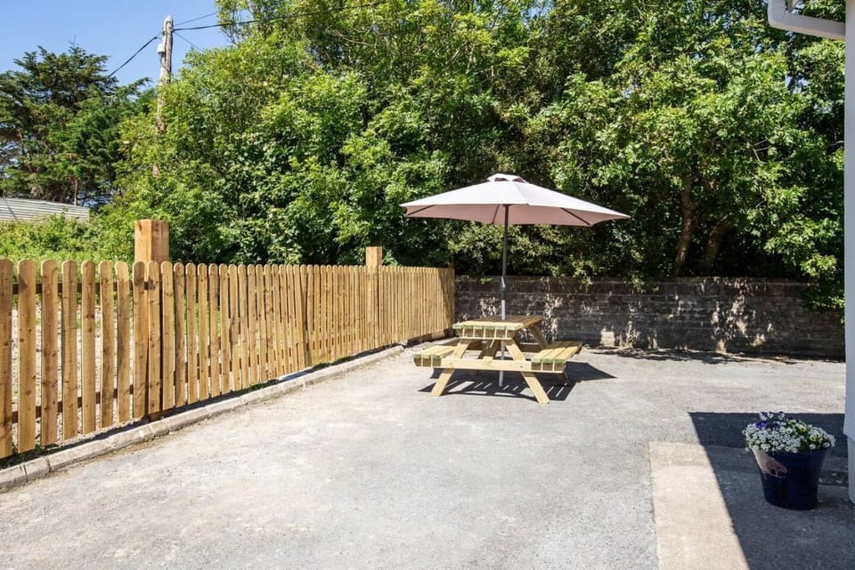 The Outdoor picknic area of An Rua holiday home in Lahinch Co. Clare (2)