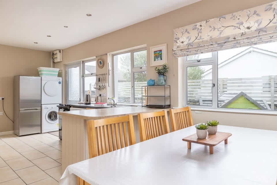 Seapark 7 Holiday home in Lahinch on the Wild Atlantic Way dining area and kitchan