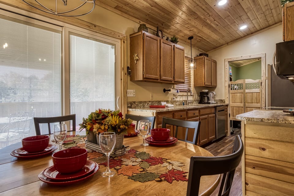 Cabin in the Smokies "A Paws Place" - Dining area and kitchen