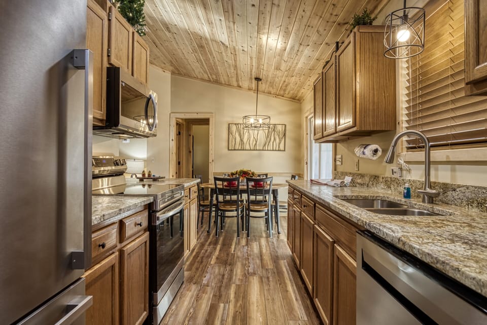 Cabin in Pigeon Forge "A Paws Place" - Kitchen and dining table