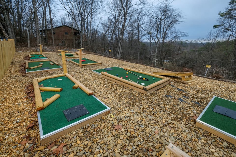 Chalet in Pigeon Forge - "A Paws Place" - 8 hole putt putt course
