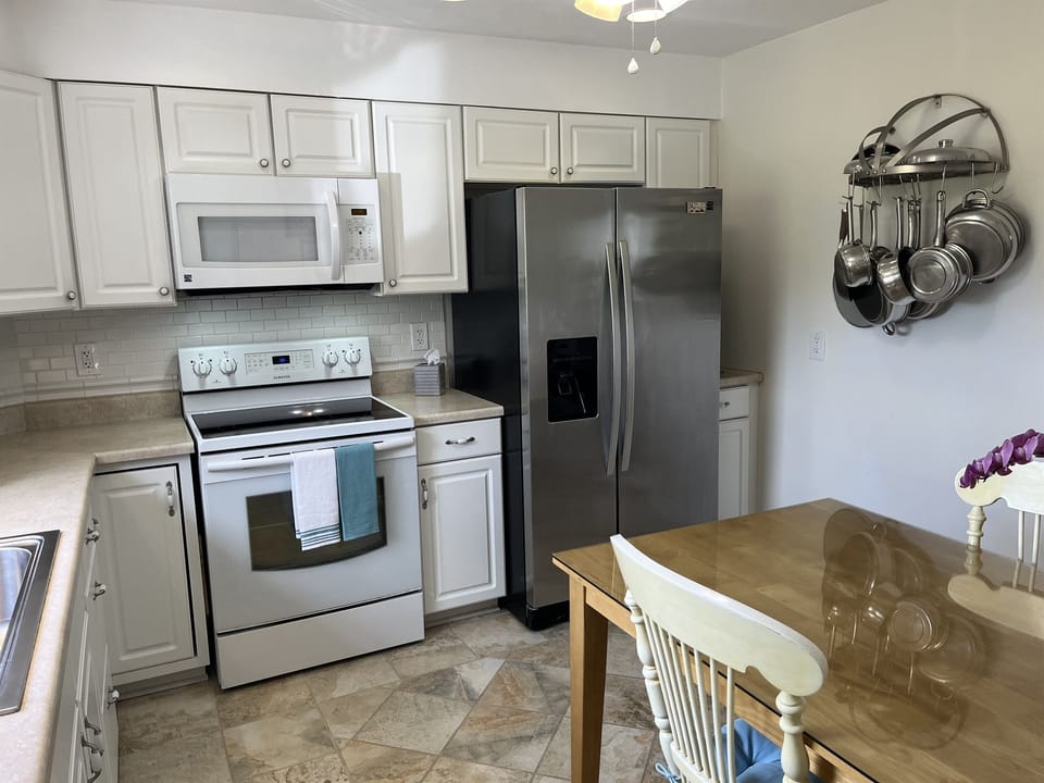 Updated eat-in kitchen
