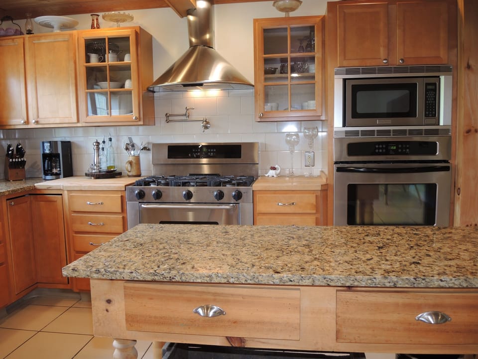 Kitchen w/ island