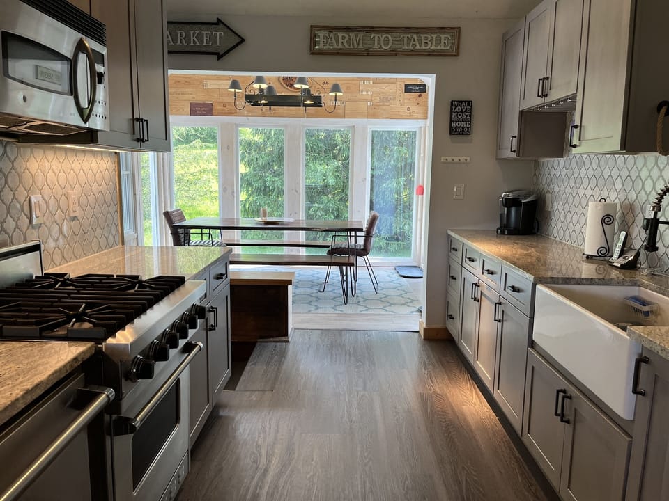 Shagbark Hill fully equipped contemporary gally kitchen super easy to cook in!