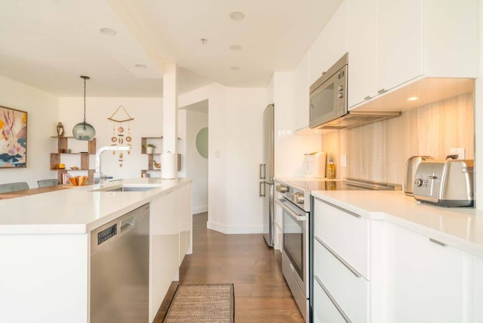 Kitchen with everything you need to enjoy your stay in style. Toaster, kettle, coffee maker, full set of kitchenware including plates, cups, glasses, silverware, pots and pens, and so much more.   