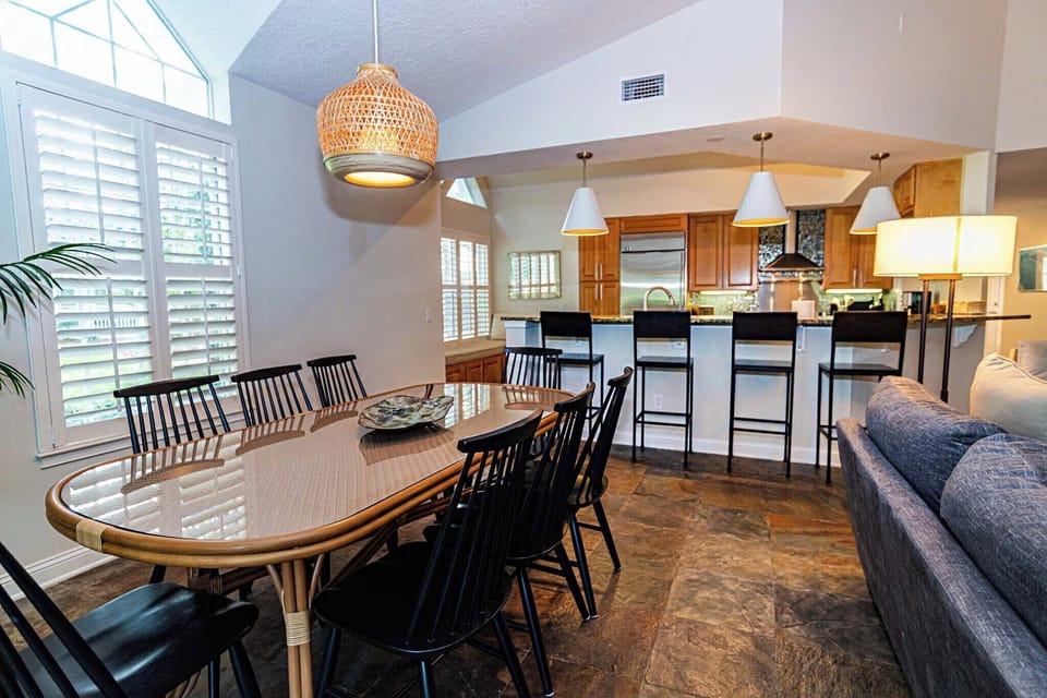 Dining Area to Kitchen