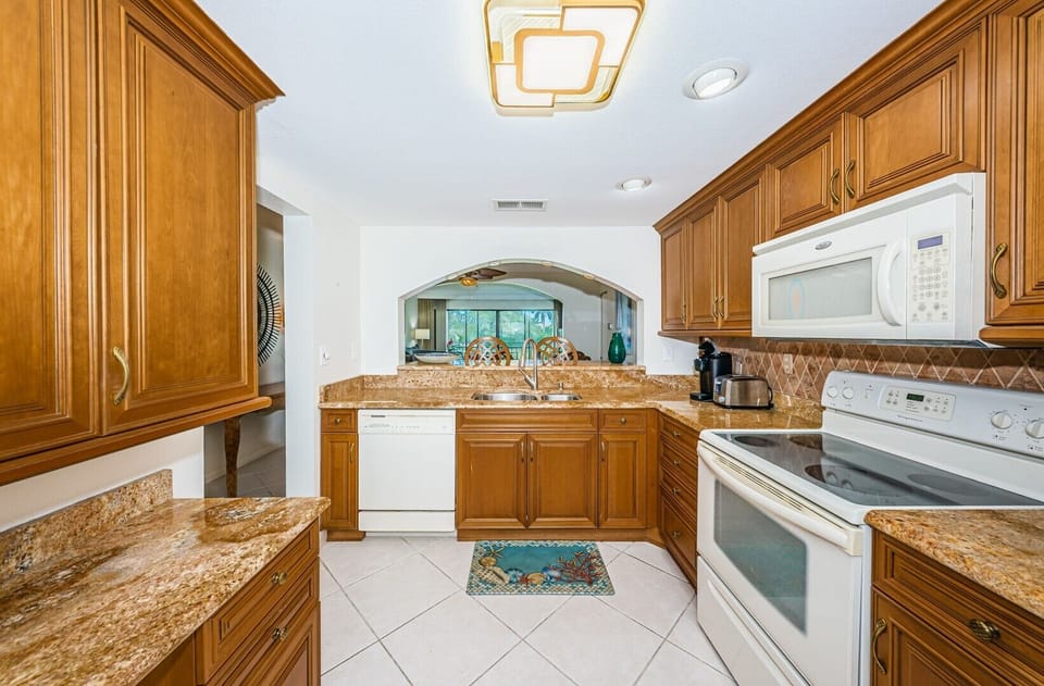 15-web-or-mls-Kitchen 1-2