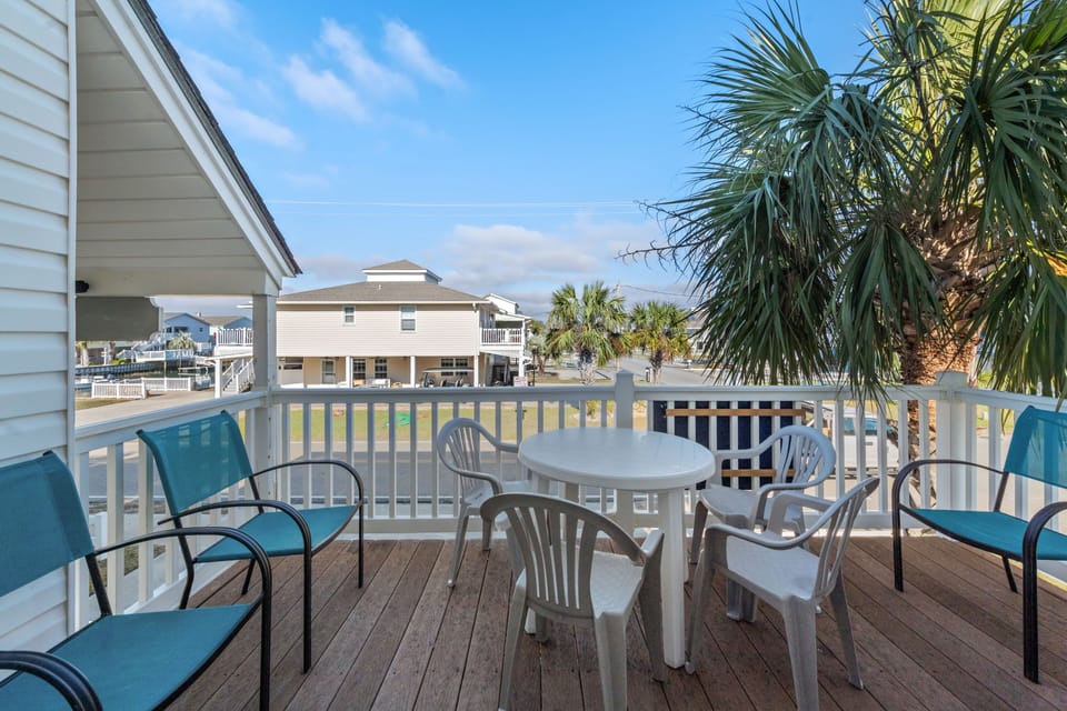 Have breakfast on the balcony and enjoy the morning breeze.